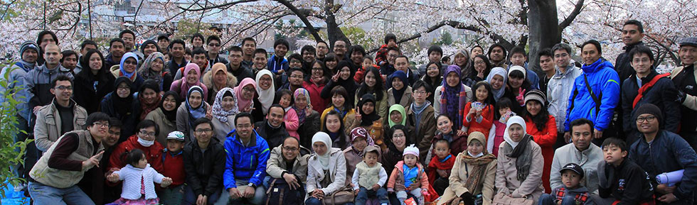 Indonesian students and their families enjoying the spring blossoms on campus at Osaka University